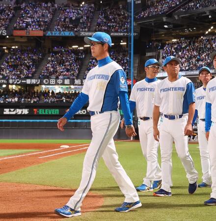 　本拠地最終戦セレモニーに参加する八木打撃コーチ（左）＝撮影・中島達哉