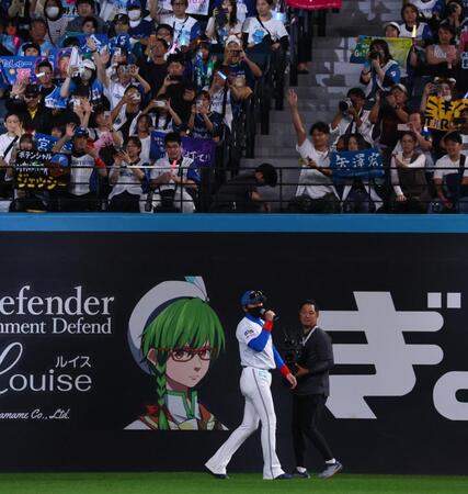 　本拠地最終戦セレモニーでマイクパフォーマンスをする新庄監督（撮影・中島達哉）