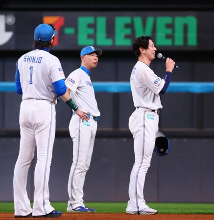 　スタンドのファンにあいさつする松本剛（右）＝撮影・中島達哉