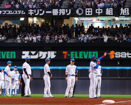 　本拠地最終戦セレモニーでスタンドのファンにあいさつする新庄監督（右から２人目）＝撮影・中島達哉