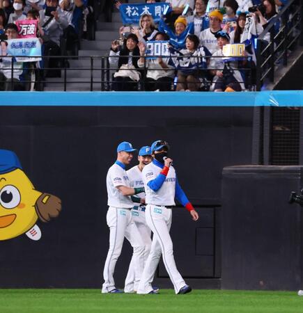 　本拠地最終戦セレモニーでマイクパフォーマンスをする新庄監督（右）＝撮影・中島達哉