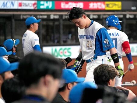 　７回、二塁の好機に空振り三振に倒れた清宮幸