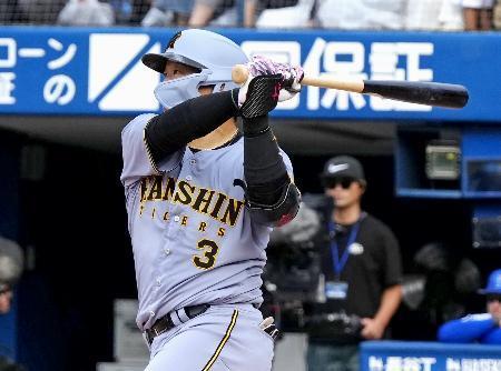 　６回阪神無死、大山が左越えに同点ソロを放つ＝横浜