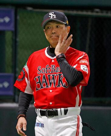 　選手交代を告げた小久保監督。オリックスに４連敗を喫した