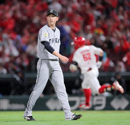 　１回、末包（奥）に先制の２点二塁打を許す戸郷