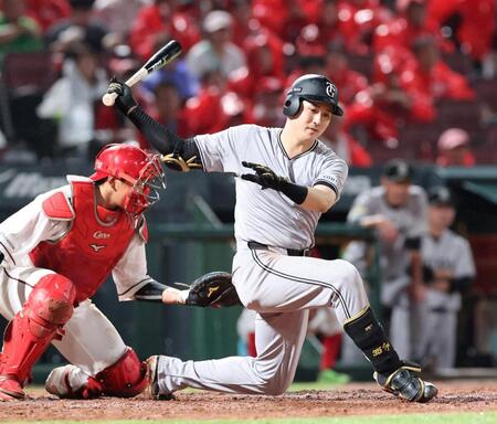 　５回、空振り三振に倒れる泉口（撮影・市尻達拡）