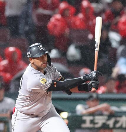 　３回、右前打を放つオコエ（撮影・市尻達拡）