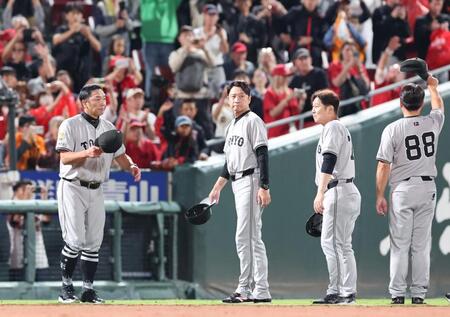 　今季、マツダスタジアムでの最終戦を終え、ファンにあいさつする阿部監督ら（撮影・市尻達拡）