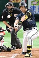 　先制ソロを放つ杉本