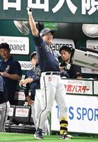 　８回、スタンドに向かってポーズを決める杉本