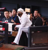 　試合前、練習を見つめる新庄監督（中央）＝撮影・中島達哉