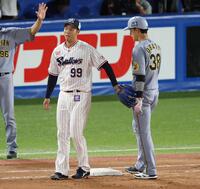 　４回、坂本を二飛にうち取った際、死球を与えた小幡に謝る青柳＝２２日