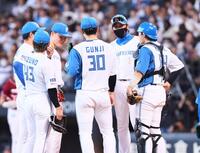 　５回、宮西の登板を告げマウンドに向かい、ナインに声を掛ける新庄監督（右から２人目）＝撮影・中島達哉