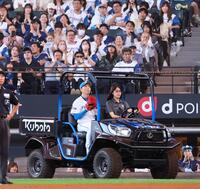 　５回、９００試合登板のマウンドに向かう宮西（左）＝撮影・中島達哉