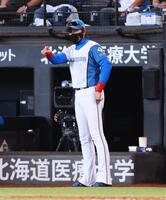 　５回、宮西の交代を告げる新庄監督（撮影・中島達哉）