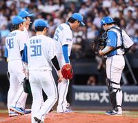 　５回途中から登板するも追加点を許し、降板となった宮西（中央）＝撮影・中島達哉