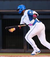 　１回、二ゴロに倒れるレイエス（撮影・中島達哉）