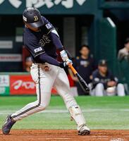 　３回、太田が左前に先制打を放つ