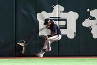　２回、栗原の打球を追って広岡がフェンスに激突。フェンス表面が破れ、穴があく
