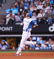 　７回、中飛に倒れた野村（撮影・中島達哉）