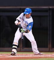 　７回、空振り三振を喫する清宮幸（撮影・中島達哉）