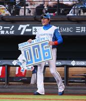 ５回、９００試合登板を達成した日本ハム・宮西尚生の元に記念ボードを持って向かう日本ハム・新庄剛志監督＝エスコンフィールド北海道（撮影・中島達哉）