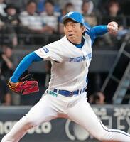 　５回途中から登板し、通算９００試合登板を達成した宮西