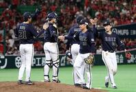 　ソフトバンクに４連勝し喜ぶオリックスナイン