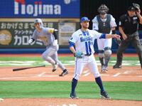 　２回、坂本（左奥）を遊直併殺打に打ち取るケイ（撮影・伊藤笙子）