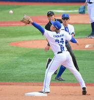 　木浪の打席、トスをミスする二塁手の林（手前は遊撃手の石上）＝撮影・伊藤笙子