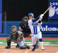 　５回、右前へ適時打を放つ桑原（撮影・伊藤笙子）