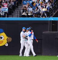 　本拠地最終戦セレモニーでマイクパフォーマンスをする新庄監督（右）＝撮影・中島達哉