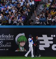 　本拠地最終戦セレモニーでマイクパフォーマンスをする新庄監督（撮影・中島達哉）