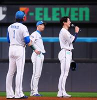 　スタンドのファンにあいさつする松本剛（右）＝撮影・中島達哉