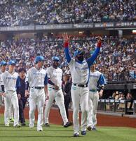 　スタンドのファンに手を振る新庄監督（右から２人目）ら日本ハムナイン（撮影・中島達哉）