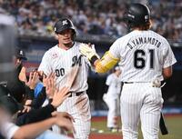 　２回、山本（右）の中犠飛で三塁から先制のホームに滑り込みナインとタッチを交わす池田（撮影・開出牧）