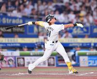 　２回、先制の中犠飛を放つ山本（撮影・開出牧）