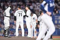 　９回、ネビン（右手前）に四球を与え満塁のピンチを迎えた横山（左から３人目）＝撮影・開出牧