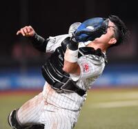 　９回、山村の捕邪飛をスライディングキャッチで好捕する植田（撮影・開出牧）