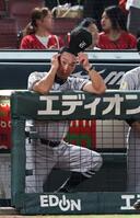 　８回、ベンチで頭をかく阿部監督（撮影・市尻達拡）