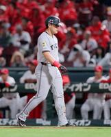 　１回、中飛に倒れた岡本