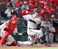 　５回、空振り三振に倒れる泉口（撮影・市尻達拡）