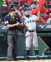 　７回の攻撃を終え、選手交代を告げる阿部監督（撮影・市尻達拡）