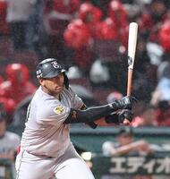 　３回、右前打を放つオコエ（撮影・市尻達拡）