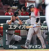 　８回、ベンチで頭をかく阿部監督（撮影・市尻達拡）