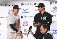 　今季初勝利を挙げた唐川（右）とバッテリーを組み、お立ち台で感極まる植田（撮影・開出牧）