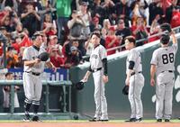 　今季、マツダスタジアムでの最終戦を終え、ファンにあいさつする阿部監督ら（撮影・市尻達拡）