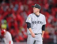 　２回に中村奨の２ランで追加点を許し、ベンチへ戻る戸郷