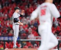 　２回、中村奨（手前）に２ランを許した戸郷