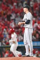 　２回、中村奨に左越え２ランを許す戸郷（撮影・市尻達拡）